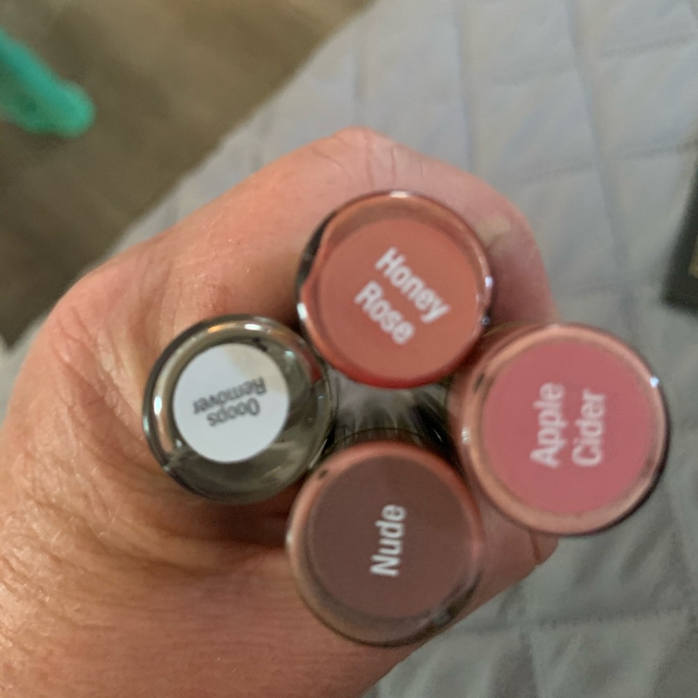Lip sense❤️❤️❤️comes with holding case and mirror NEW
